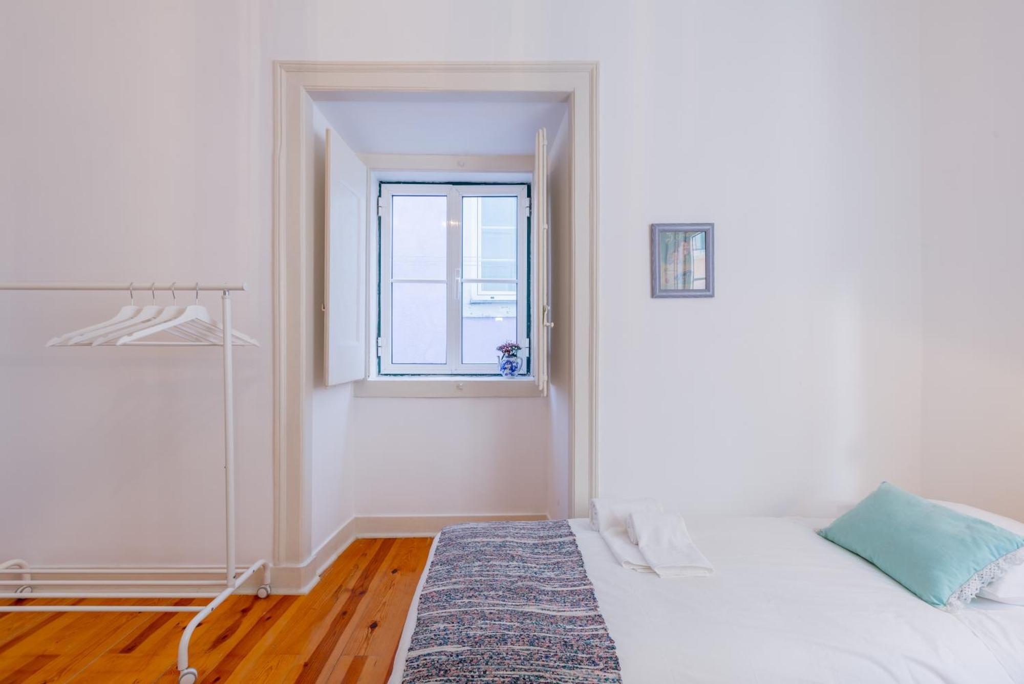 Spacious, Bright And Sunny Apartment, By Timecooler Лиссабон Экстерьер фото